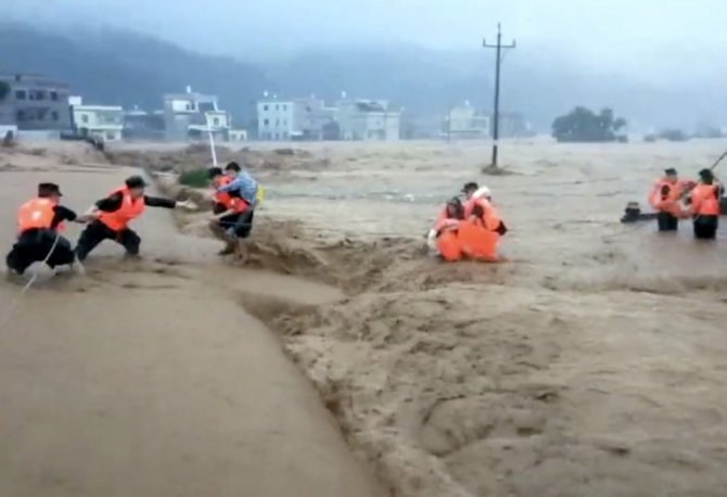 Sel, Çin’i Yıkıp Geçmeye Devam Ediyor: 49 Ölü