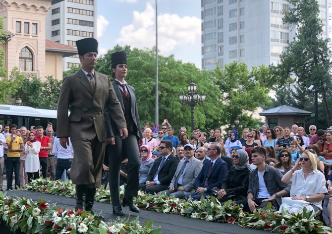 İkinci Meclis’te Atatürk Giysi Koleksiyonu Defilesi