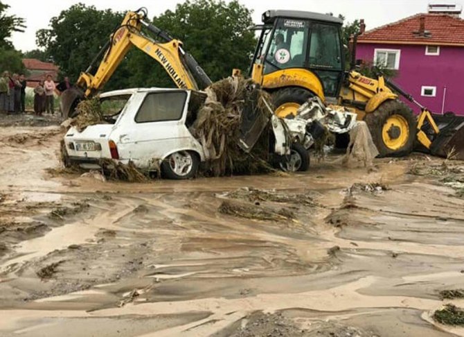 Sel Sularında Sürüklenen Otomobil Dereye Düştü