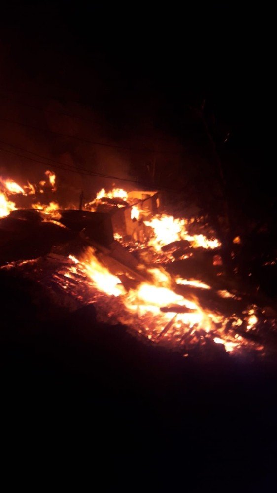 Artvin’in Yusufeli İlçesi Dokumacılar Köyünde Yangın