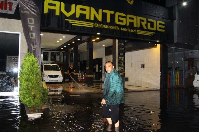 Trabzon’da Şiddetli Yağış Sonrası Yollar Göle Döndü