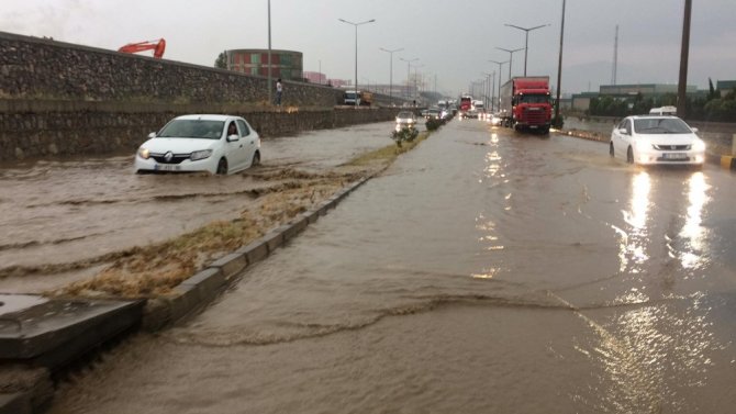 İzmir-ankara Karayolunu Su Bastı