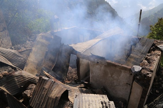 Yusufeli’nde 1 Kişinin Öldüğü 7 Evin Kül Olduğu Yangının Acı Bilançosu Gün Ağarınca Ortaya Çıktı