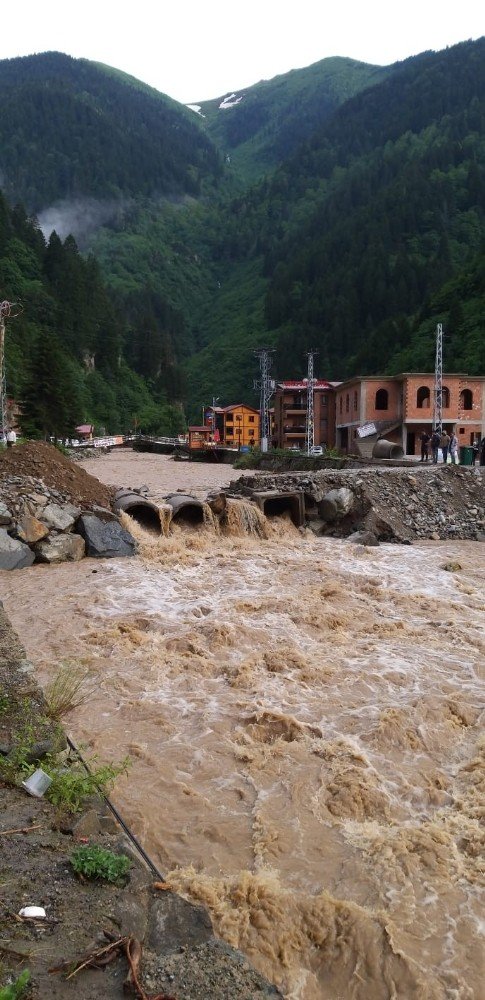 Trabzon’da Etkili Olan Yağmur Uzungöl’ü De Olumsuz Etkiledi