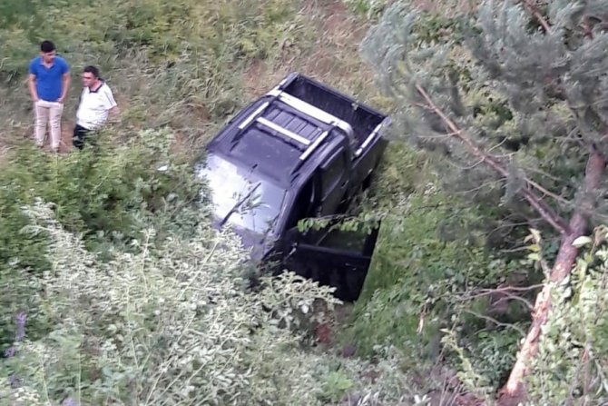 Yağış Nedeniyle Kayganlaşan Yoldan Dereye Uçtular: 3 Yaralı