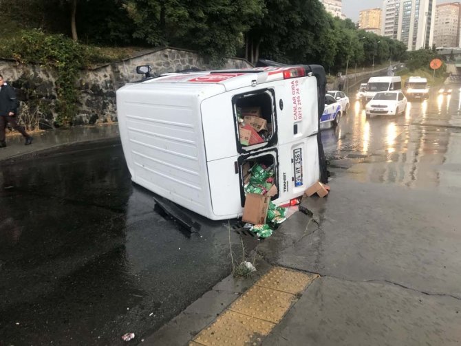 Yağış Nedeniyle Kontrolden Çıkan Minibüs Devrildi