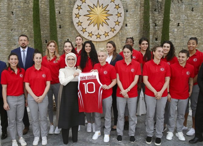 Emine Erdoğan, A Milli Kadın Basketbol Takımı İle Buluştu