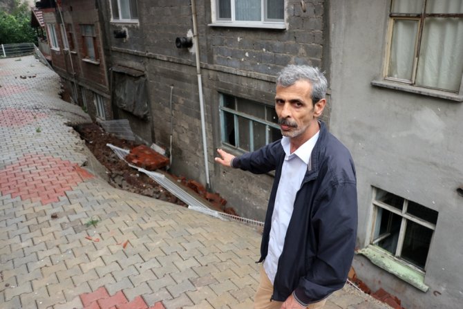 Aşırı Yağış Sonrası Binanın İstinat Duvarı Çöktü 23 Hane Boşaltıldı