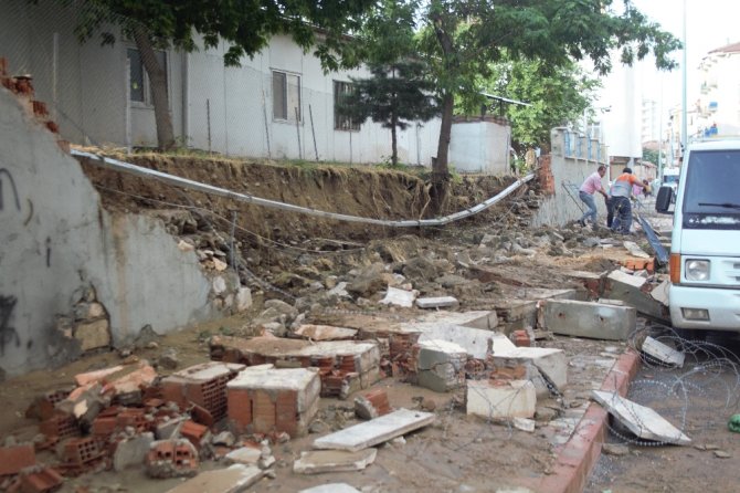 Kuvvetli Yağış İstinat Duvarını Yıktı, 7 Araç Zarar Gördü
