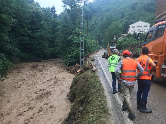 Trabzon’da Araklı İlçesinin Ardından Yomra İlçesinde De Şiddetli Yağış Etkili Oluyor