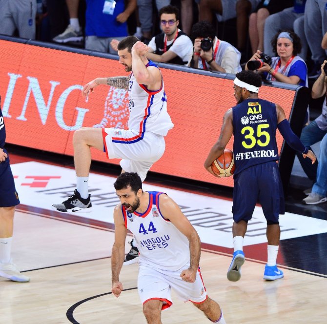 Şampiyon Anadolu Efes