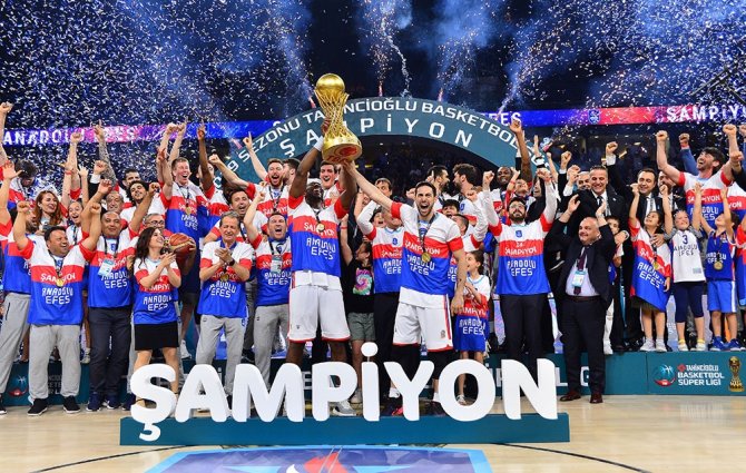 Şampiyon Anadolu Efes Kupasını Aldı