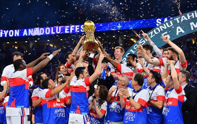 Şampiyon Anadolu Efes Kupasını Aldı