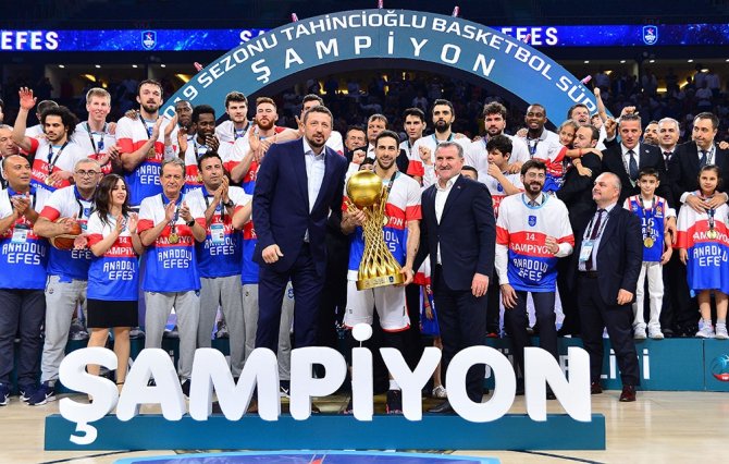 Şampiyon Anadolu Efes Kupasını Aldı