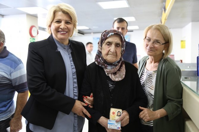 106 Yaşındaki Asırlık Nine Her Ay Maaşını Kendisi Çekiyor