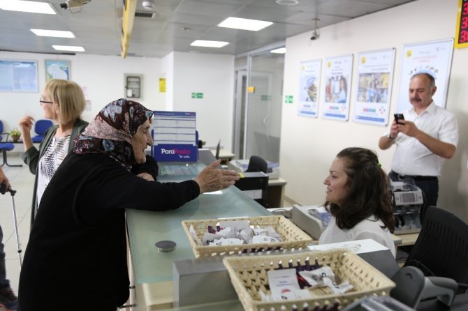 106 Yaşındaki Asırlık Nine Her Ay Maaşını Kendisi Çekiyor