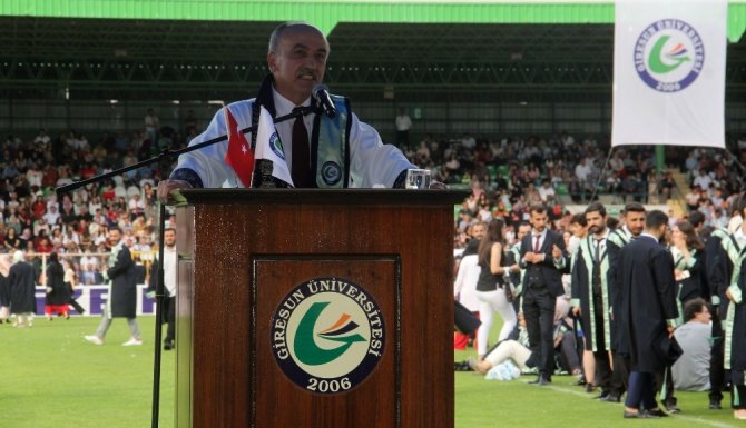 Giresun Üniversitesi’nde Mezuniyet Coşkusu