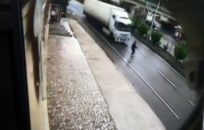 Kendini Tır’ın Önüne Attı