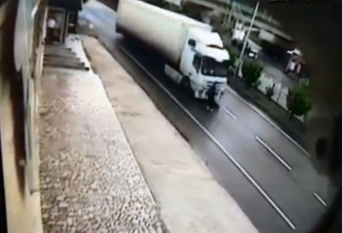 Kendini Tır’ın Önüne Attı