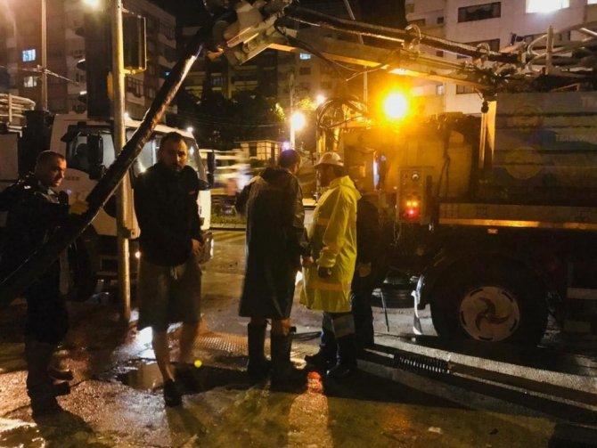 Ortahisar Belediyesi Gece Boyunca Yağmur Sularıyla Mücadele Etti