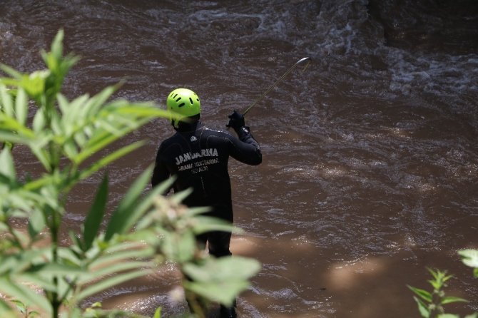 Trabzon’un Araklı İlçesinde Selde Kaybolan 3 Kişiyi Arama Çalışmaları 3. Günde De Devam Ediyor