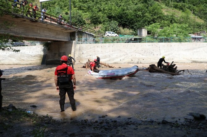 Trabzon’un Araklı İlçesinde Selde Kaybolan 3 Kişiyi Arama Çalışmaları 3. Günde De Devam Ediyor