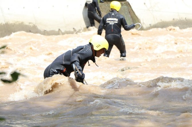 Trabzon’un Araklı İlçesinde Selde Kaybolan 3 Kişiyi Arama Çalışmaları 3. Günde De Devam Ediyor