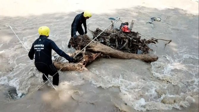 Jak Timleri’nin Araklı’daki Selde Kaybolan 3 Vatandaşı Bulmak İçin Canla Başla Verdiği Mücadele Havadan Böyle Görüntülendi
