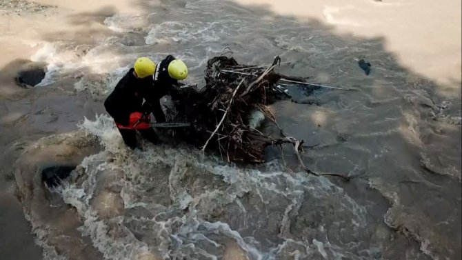Jak Timleri’nin Araklı’daki Selde Kaybolan 3 Vatandaşı Bulmak İçin Canla Başla Verdiği Mücadele Havadan Böyle Görüntülendi