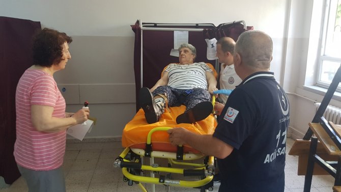 İstanbul’da 112 Ekipleri Hasta Ve Engelli Vatandaşları Sandığa Taşıdı