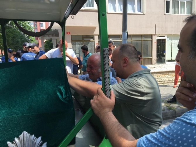Kadıköy’de Hayatını Kaybeden Çiftin Akrabaları Cenaze Aracının Başında Gözyaşlarına Boğuldu