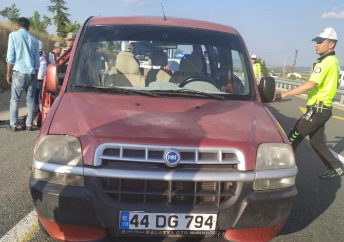 Hafif Ticari Araç, Tıra Çarptı:1 Ölü,3 Yaralı