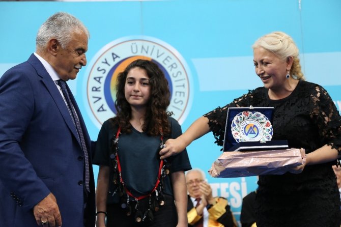 Avrasya Üniversitesi Dereceye Giren Öğrencilere 30 Cumhuriyet Altını Dağıttı