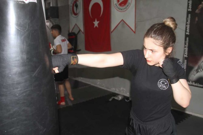 Elif, Kick Boks’ta Milli Takım’a Yükselmek İstiyor