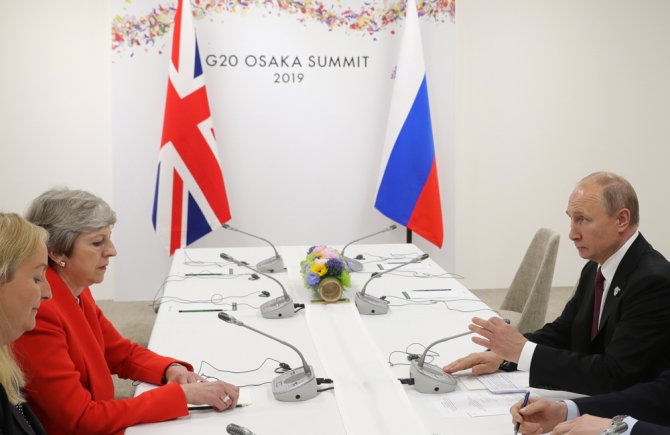 İngiltere Başbakanı May, Putin’i Uyardı