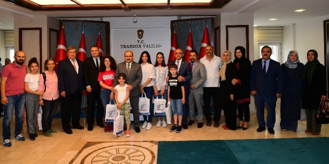 Trabzon Valisi Ustaoğlu, Lgs Şampiyonlarını Ödüllendirdi