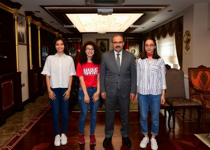 Trabzon Valisi Ustaoğlu, Lgs Şampiyonlarını Ödüllendirdi