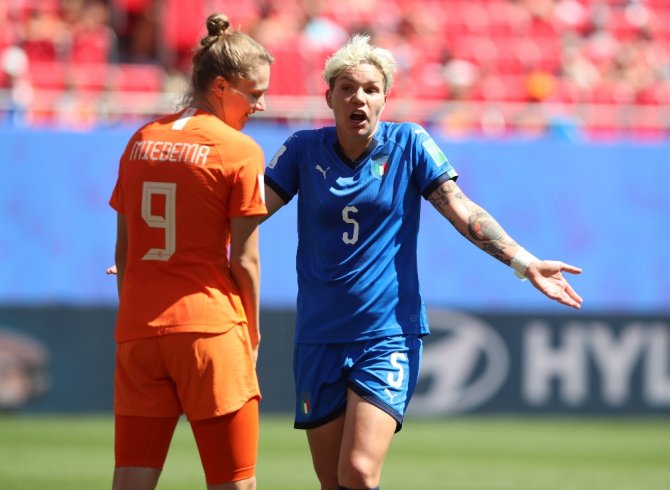 Hollanda Yarı Finalde