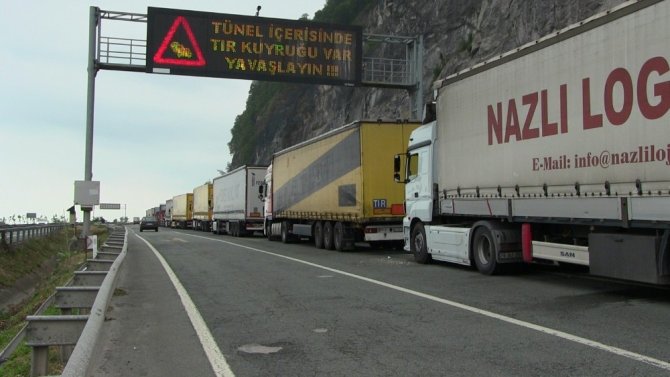 Sarp Sınır Kapısı’nda Tır Kuyruğu Devam Ediyor