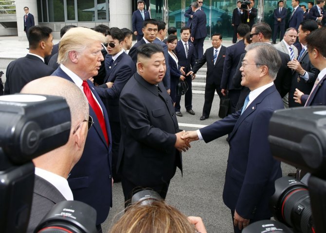 Trump Ve Kim Silahsızlandırılmış Bölgede Buluştu