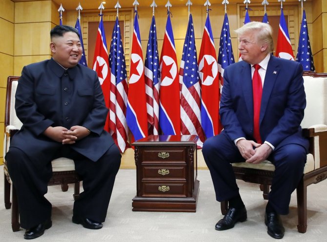 Trump Ve Kim Silahsızlandırılmış Bölgede Buluştu