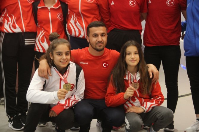 Milli Güreşçiler, Avrupa Şampiyonası’ndan 1 Altın Ve 1 Bronz Madalyayla Döndü