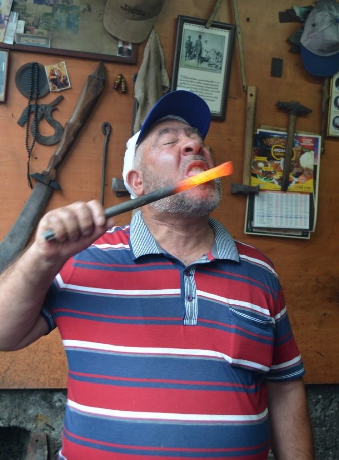 900 Derecede Kızdırılan Demiri Yalayıp Ardından Türkü Söyledi