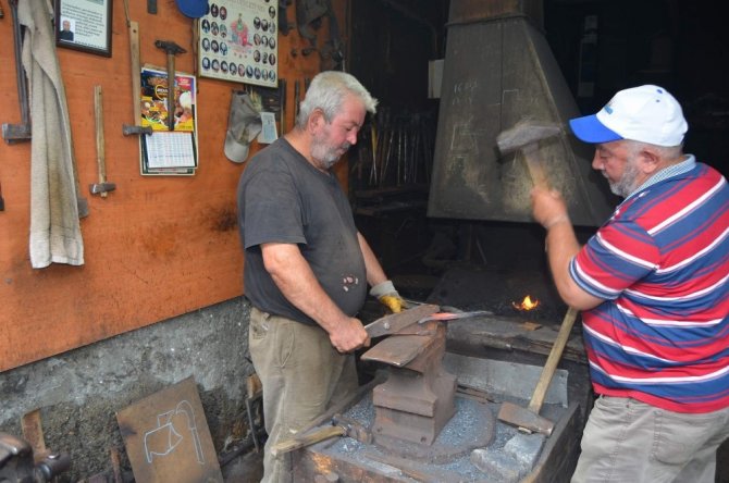 900 Derecede Kızdırılan Demiri Yalayıp Ardından Türkü Söyledi