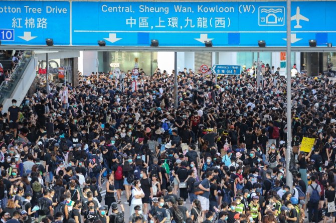 Hong Kong Protestolarında Tansiyon Yükseliyor