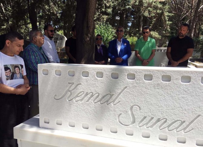 Kemal Sunal Vefatının 19’uncu Yılında Mezarı Başında Anıldı