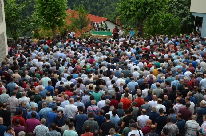 Giresun’da 5 Gün Önce Serinlemek İçin Girdiği Denizde Kaybolan Müzik Öğretmeni Selim Balcı Toprağa Verildi