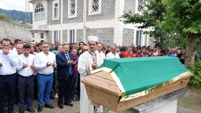 Giresun’da 5 Gün Önce Serinlemek İçin Girdiği Denizde Kaybolan Müzik Öğretmeni Selim Balcı Toprağa Verildi
