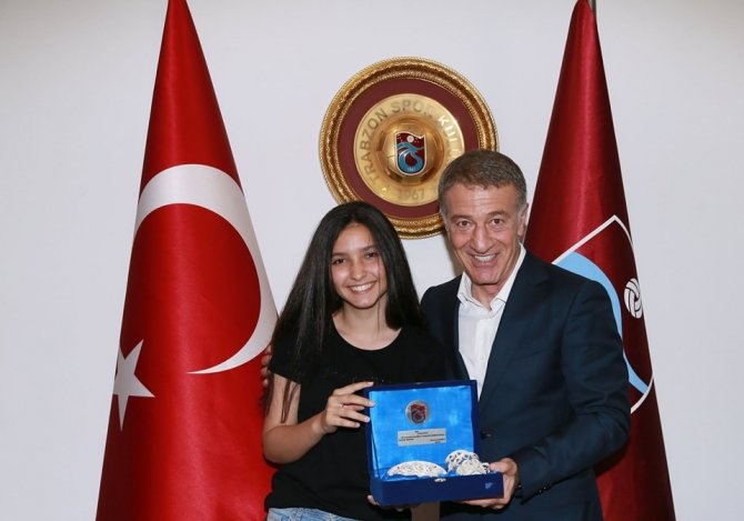 Trabzonspor Başkanı Ağaoğlu, Lgs Türkiye Birincisi Çifci’ye Forma Hediye Etti