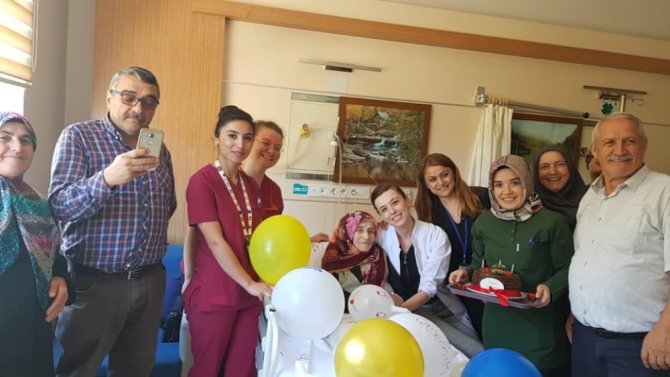 Asırlık Nineye Doğum Günü Sürprizi